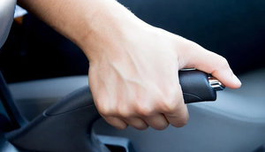 Ilustrasi rem tangan mobil. (suzuki.co)