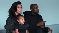 Kanye West dan Kim Kardashian bersama anak pertamanya, North West (Hollywoodlife)