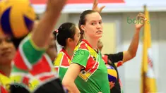 Alaina Bergsma, tengah serius berlatih  bersama tim putri Gresik Petrokimia di Gor Ken Arok, Malang, Sabtu (20/2/2016). (Bola.com / Nicklas Hanoatubun)