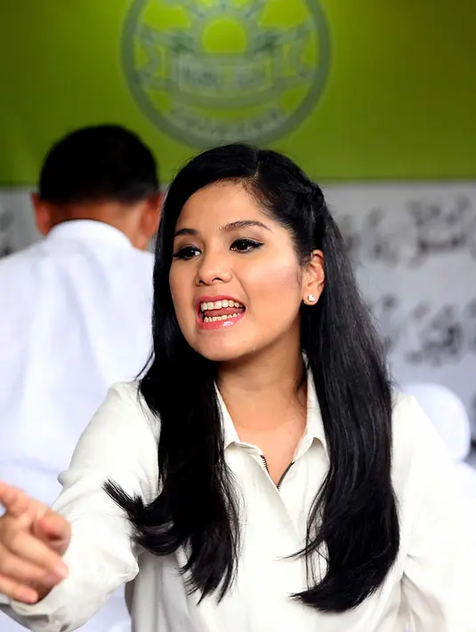 Wanita yang berperan penting dalam kehidupan Agus Harimurti Yudhono ini baru saja berulang tahun. Menginjak usia ke-35 tahun, Annisa Pohan menggelar syukuran bersama anak Yatim Piatu. (Nurwahyunan/Bintang.com)