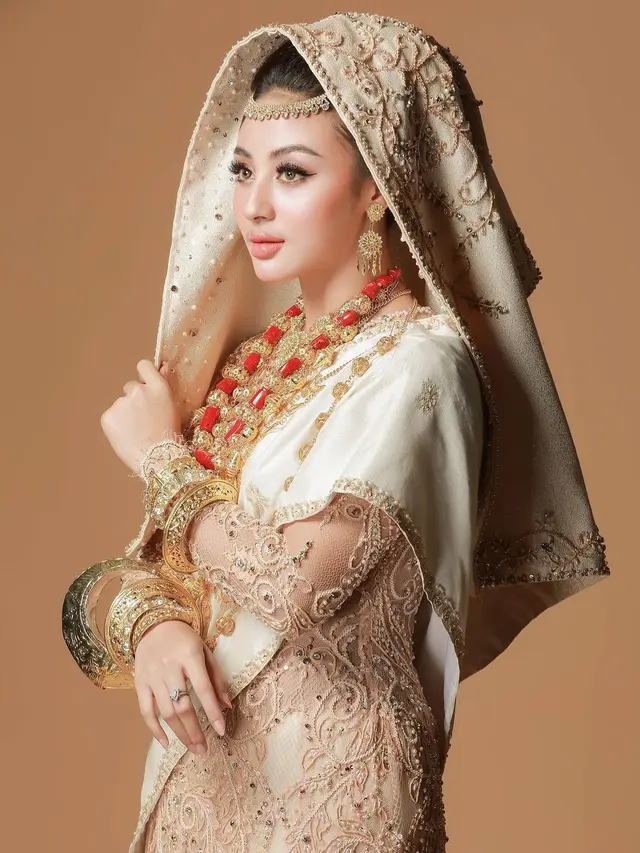 7 Potret Prewedding Ali Syakieb dan Margin Wieheerm, Serasi Pakai Busana Adat