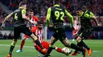 Striker Atletico Madrid Diego Costa dihadang pemain Sporting Lisbon saat pertandingan Liga Europa di stadion Metropolitano, Madrid (5/4). Dalam pertandingan ini Atletico Madrid unggul 2-0 atas Sporting Lisbon. (AP Photo / Francisco Seco)