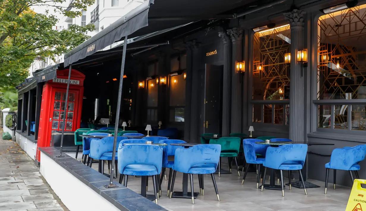 Foto pada 13 Oktober 2020 menunjukkan sebuah restoran yang kosong di London, Inggris. Lonjakan tingkat pengangguran Inggris disebabkan oleh pasar tenaga kerja negara tersebut yang terus terpukul secara signifikan akibat dampak pandemi COVID-19. (Xinhua/Han Yan)