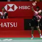 Tunggal putra bulu tangkis Indonesia Anthony Sinisuka Ginting melakukan servis ke arah wakil Hong Kong Lee Cheuk Yiu dalam pertarungan fase 32 besar yang dihelat di Istora Senayan, Jakarta, Rabu (25/1/2023). Ginting menumbangkan Lee dua gim langsung dengan skor 21-10, 21-12. (Liputan6.com/Herman Zakharia)