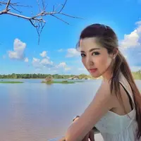 Selalu mem-posting foto-foto traveling dengan background keren, cewek ini ternyata post foto editan alias palsu! (Via: nextshark.com)