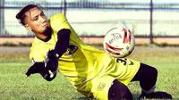 Kondisi Dwi Kuswanto, kiper Persela, mulai membaik usai insiden benturan pada laga kontra Persija lalu. (Bola.com/Gatot Susetyo)