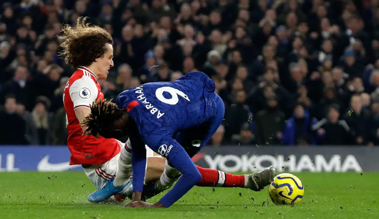 Striker Chelsea, Tammy Abraham berebut bola dengan bek Arsenal, David Luiz pada lanjutan pertandingan Liga Inggris di Stamford Bridge, Selasa (21/1/2020). Chelsea gagal memetik hasil maksimal usai ditahan Arsenal dengan skor 2-2. (AP Photo/Matt Dunham)