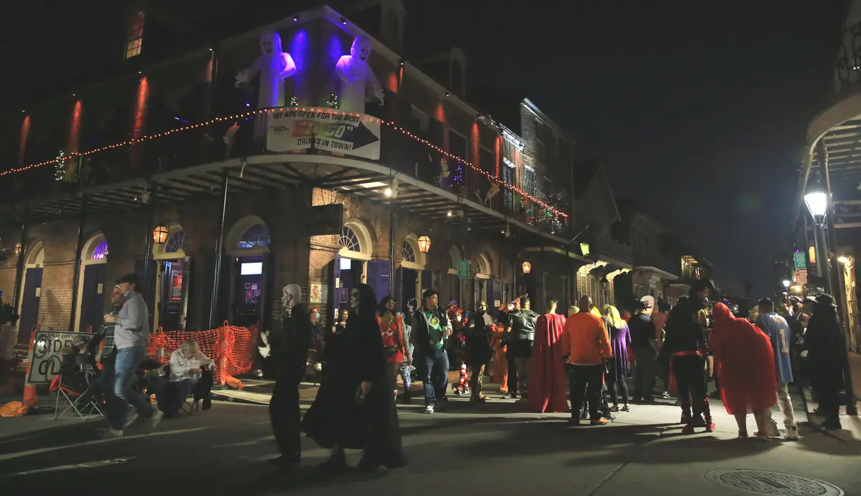 Warga yang mengenakan kostum Halloween terlihat di Bourbon Street, New Orleans, Louisiana, Amerika Serikat, 31 Oktober 2020. Akibat pandemi COVID-19, perkumpulan warga dibatasi di New Orleans dan semua lokasi ditutup mulai pukul 23.00 waktu setempat pada Sabtu (31/10). (Xinhua/Lan Wei)