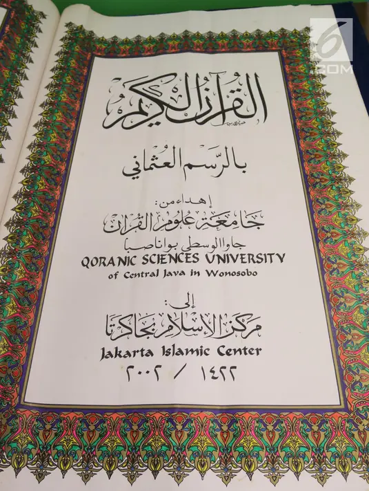 Sebuah Alquran raksasa yang dipajang di perpustakaan Jakarta Islamic Centre, Jakarta Utara, Jumat (18/5). Alquran ini memiliki ukuran 100 cm x 50 cm dengan berat mencapai 100 kilogram. (Liputan6.com/Arya Manggala)