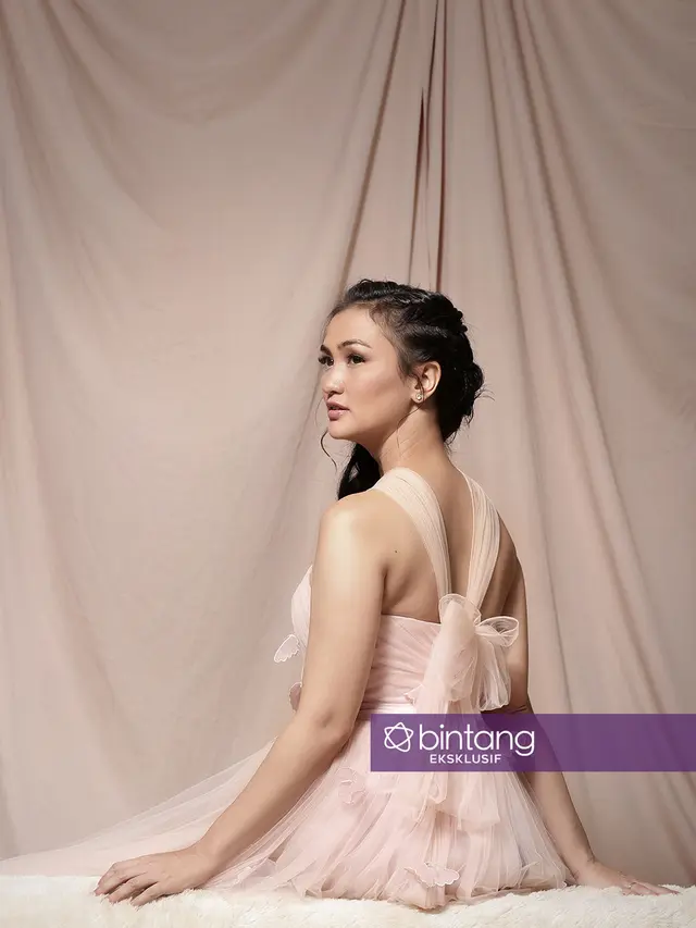 [Bintang] Atiqah Hasiholan