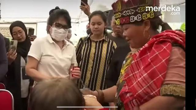 Sosok Ida Dayak, perempuan yang menggelar alternatif dengan pakaian Dayak lengkap dan berbekal minyak oles yang ia beri nama minyak bintang.