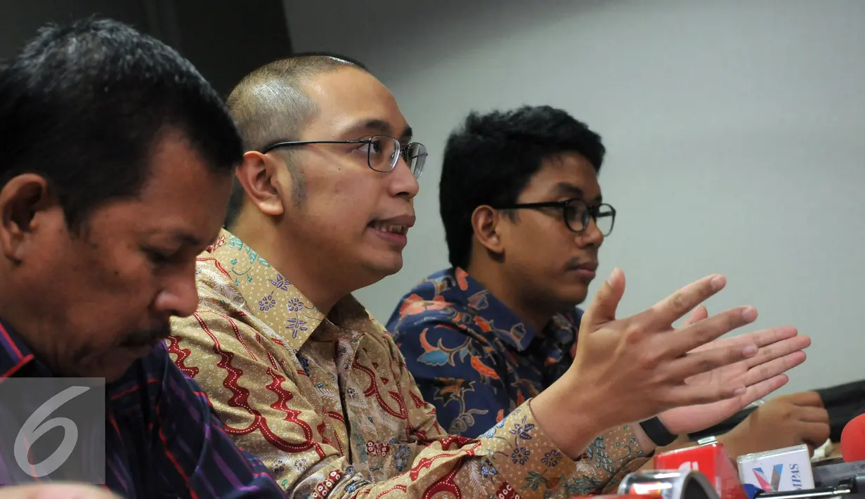 Direktur Hukum PSSI, Aristo Pangaribuan (kedua kanan) memberikan keterangan di kantor PSSI, Jakarta, Selasa (8/3/2016). Aristo berharap pihak Kemenpora mau menghormati putusan Mahkamah Agung terkait SK Pembekuan PSSI. (Liputan6.com/Helmi Fithriansyah)