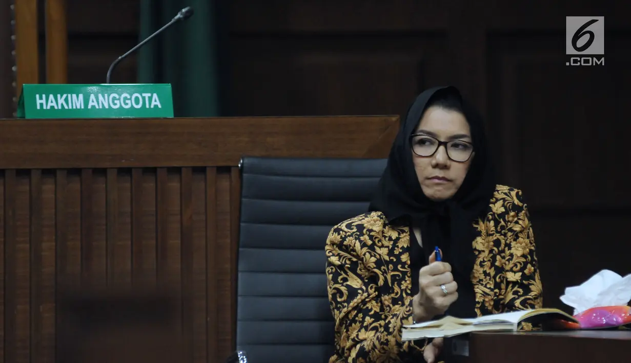 Terdakwa gratifikasi dan suap pemberian izin lokasi perkebunan kelapa sawit, Rita Widyasari pada sidang lanjutan di Pengadilan Tipikor, Jakarta, Rabu (16/5). Sidang mendengar keterangan saksi. (Liputan6.com/Helmi Fithriansyah)