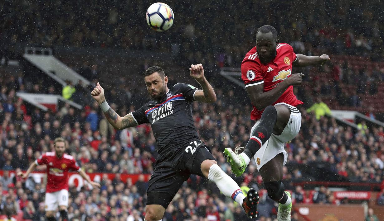 Striker Manchester United, Romelu Lukaku, melepaskan tendangan saat melawan Crystal Palace pada laga Premier League di Stadion Old Trafford, Manchester, Sabtu (30/9/2017). MU menang 4-0 atas Palace. (AP/Martin Rickett)