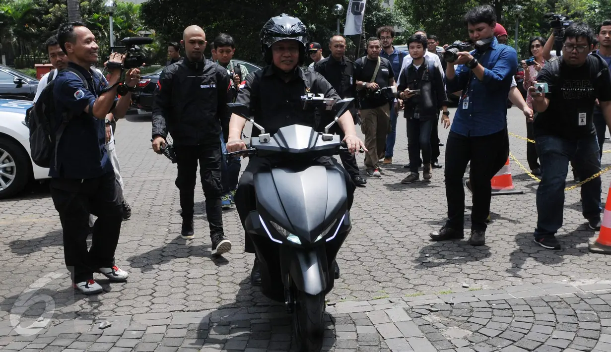 Menristekdikti Mohammad Nasir menjajal motor listrik GESITS di Jakarta, Senin (7/11). Motor listrik GESITS akan melakukan uji jalan menempuh jarak lebih dari 1.200 km mulai dari Jakarta sampai Bali dari 7-12 November 2016. (Liputan6.com/Helmi Afandi)