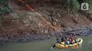 Anggota Federasi Arung Jeram Kota Depok (FAJI) berlatih di aliran Sungai Ciliwung, Depok, Jumat (26/6/2020). Latihan yang digelar tiga kali dalam seminggu itu diikuti atlet arung jeram Kota Depok serta anggota federasi lain yang menjadi calon atlet di masa depan. (Liputan6.com/Immanuel Antonius)