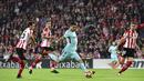 Aksi pemain FC Barcelona, Luis Suarez melakukan tembakan setelah melewati adangan para pemain Athletic Bilbao  pada lanjutan La Liga Santander di San Mames stadium, Bilbao, (28/102017). Barcelona menang 2-0. (AP/Alvaro Barrientos)