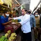 Presiden Jokowi saat memberikan bansos di Pasar Harjamukti, Kota Cirebon, Jawa Barat, Rabu (13/4/2022). (Biro Pers Sekretariat Presiden/Muchlis Jr)