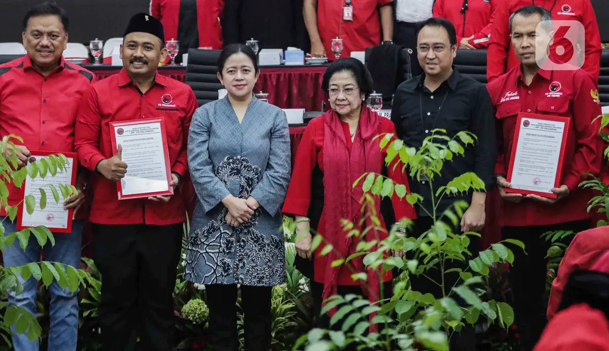 Ketua Umum PDIP Megawati Soekarnoputri (ketiga kanan) beserta Ketua DPP PDIP Puan Maharani (ketiga kiri) saat pengumuman nama calon kepala daerah dan calon wakil kepala daerah di DPP PDIP, Jakarta, Rabu (19/2/2020). PDIP mengumumkan 48 nama calon untuk maju Pilkada 2020. (Liputan6.com/Faizal Fanani)