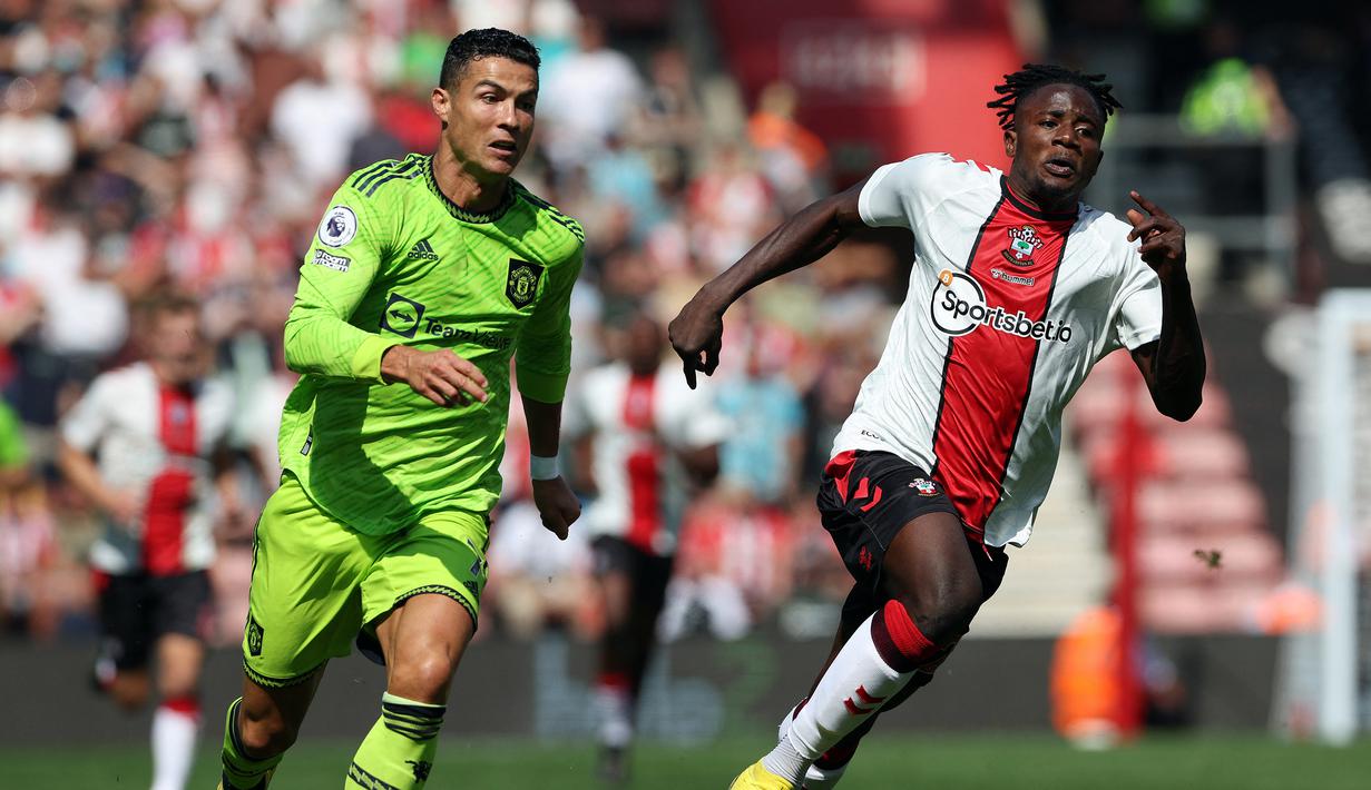 Saat bursa transfer pemain musim panas 2022/2023 masih dibuka hingga 1 September nanti, Cristiano Ronaldo masih mungkin untuk meninggalkan MU. Apalagi, Napoli dikabarkan meminatinya dan bisa menjadi kendaraannya di Liga Champions musim ini. (AFP/Adrian Dennis)