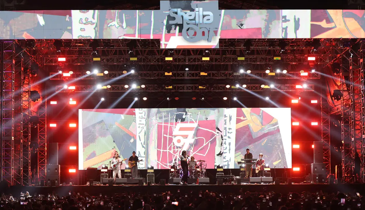 Grup band legendaris asal Yogyakarta, Sheila On 7 saat tampil pada hari kedua gelaran KapanLagi Buka Bareng (KLBB) Festival 2026 di Stadion Madya, Kompleks Gelora Bung Karno, Senayan, Jakarta, Minggu 1 Maret 2026. Hari kedua gelaran KapanLagi Buka Bareng (KLBB) Festival 2026 kian pecah dengan penampilan apik grup band legendaris asal Yogyakarta, Sheila On 7. (Kapanlagi.com/Budy Santoso)