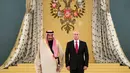  Presiden Rusia, Vladimir Putin dan Raja Arab Saudi Salman bin Abdulaziz Al Saud mendengarkan lagu kebangsaan di Kremlin, Moskow, Rusia (5/10). Raja Salman tercatat sebagai raja Saudi pertama yang menjejakkan kaki ke Rusia. (AP Photo/Pavel Golovkin)