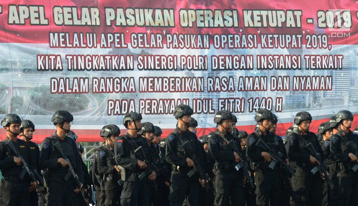 Pasukan Brimob mengikuti apel operasi ketupat 2019 di lapangan Silang Monas, Jakarta, Selasa (28/5/2019).  Apel gelar pasukan operasi ketupat 2019 juga melibatkan personel Satpol PP, 6.913 personel Pramuka, serta 16.076 personel organisasi kemasyarakatan dan kepemudaan. (merdeka.com/Imam Buhori)
