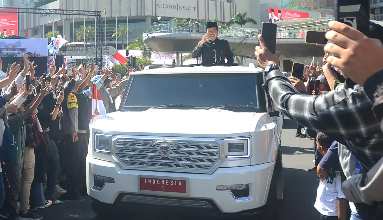 Presiden ke-7 Republik Indonesia, Joko Widodo (Jokowi) melambaikan tangan kepada warga saat melintasi Kawasan Bundaran Hotel Indonesia, Jakarta, Minggu (20/10/2024). (merdeka.com/Arie Basuki)