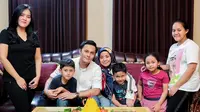 Kedekatan Fadel Islami dan Kelima Anak Muzdalifah (Sumber: Instagram/muzdalifah999/)