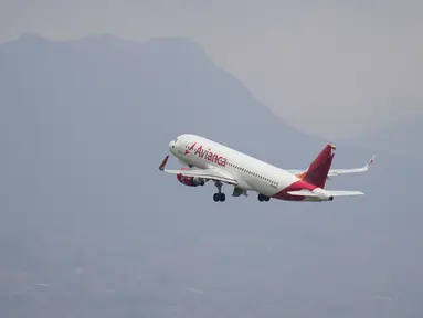 Sebuah pesawat Avianca terbang setelah lepas landas dari bandara El Dorado di tengah kekurangan bahan bakar jet di Bogota, Kolombia, Senin, 26 Agustus 2024. (AP Photo/Fernando Vergara)