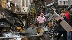 Warga setempat berjalan di halaman sebuah lingkungan perumahan yang rusak parah setelah serangan Rusia di Odesa, Ukraina, Jumat 24 April 2026. Gelombang serangan udara Rusia yang menggunakan kombinasi pesawat nirawak (drone) dan rudal kembali menghantam jantung permukiman warga Ukraina. (AP Photo/Michael Shtekel)