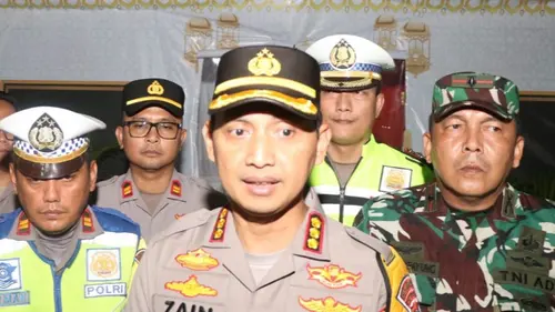 Kapolres Metro Tangerang Kota, Kombes Pol Zain Dwi Nugroho saat mengecek Pos Pelayanan (Posyan) di Rest Area Km 13,5 arah Tangerang-Merak dan Km 14 arah Tangerang-Jakarta. (Foto: Liputan6.com/