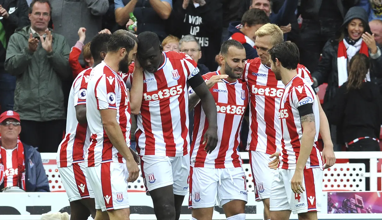 Para pemain Stoke City merayakan gol yang dicetak oleh Jese Rodriguez, ke gawang Arsenal pada laga Premier League di Stadion Bet365, Sabtu (19/8/2017). Stoke City menang 1-0 atas Arsenal. (AP/Rui Vieira)