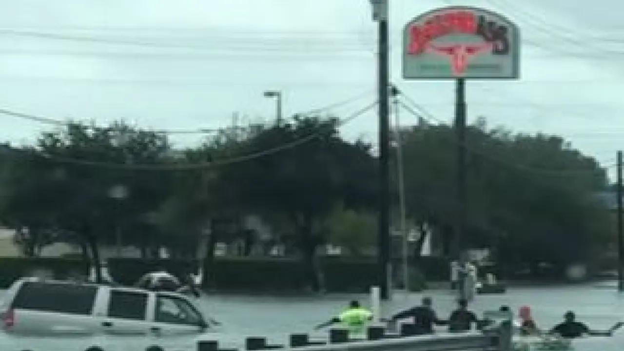 Rantai manusia menyelamatkan korban banjir akibat Badai Harvey. (Storyful)
