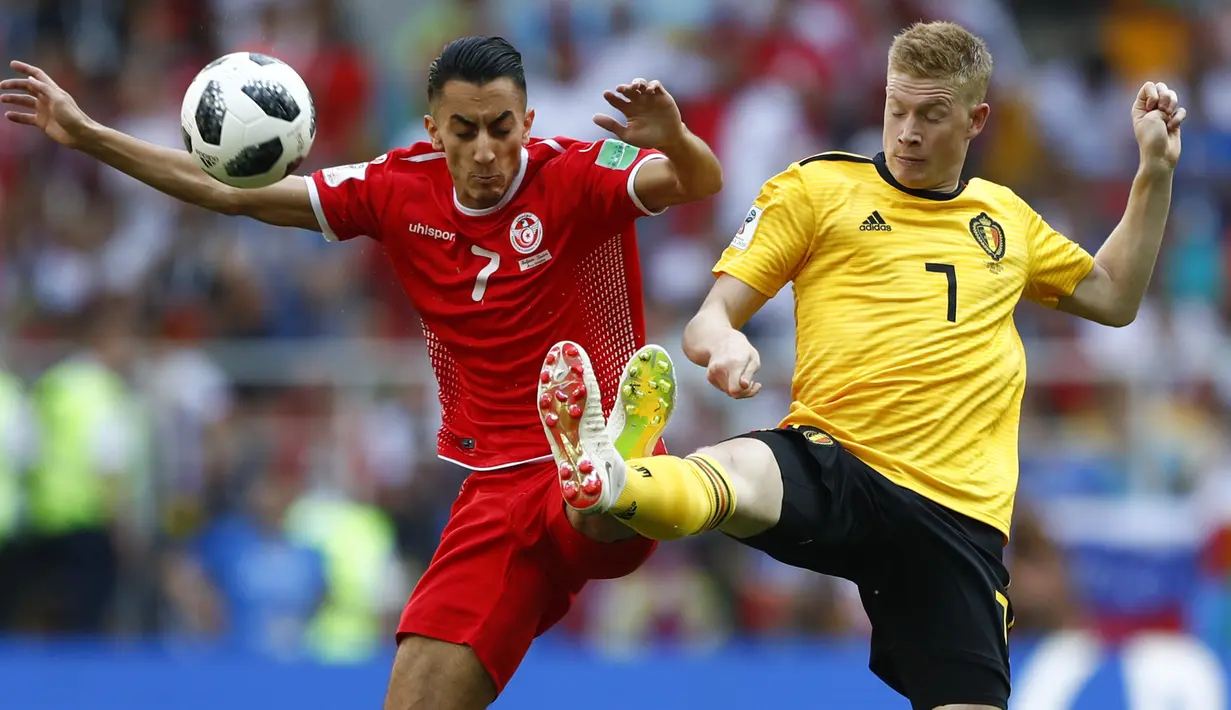 Gelandang Belgia, Kevin De Bruyne, berebut bola dengan gelandang Tunisia, Saifeddine Khaoui, pada laga grup G Piala Dunia di Stadion Spartak, Moskow, Sabtu (23/6/2018). Belgia menang 5-2 atas Tunisia. (AP/Matthias Schrader)