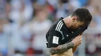 Bintang Argentina, Lionel Messi, tampak sedih usai ditahan imbang Islandia pada laga Grup D Piala Dunia di Stadion Spartak, Moskow, Sabtu (16/6/2018). Dirinya gagal penalti, Argentina ditahan imbang 1-1 oleh Islandia. (AFP/Ricardo Mazalan)