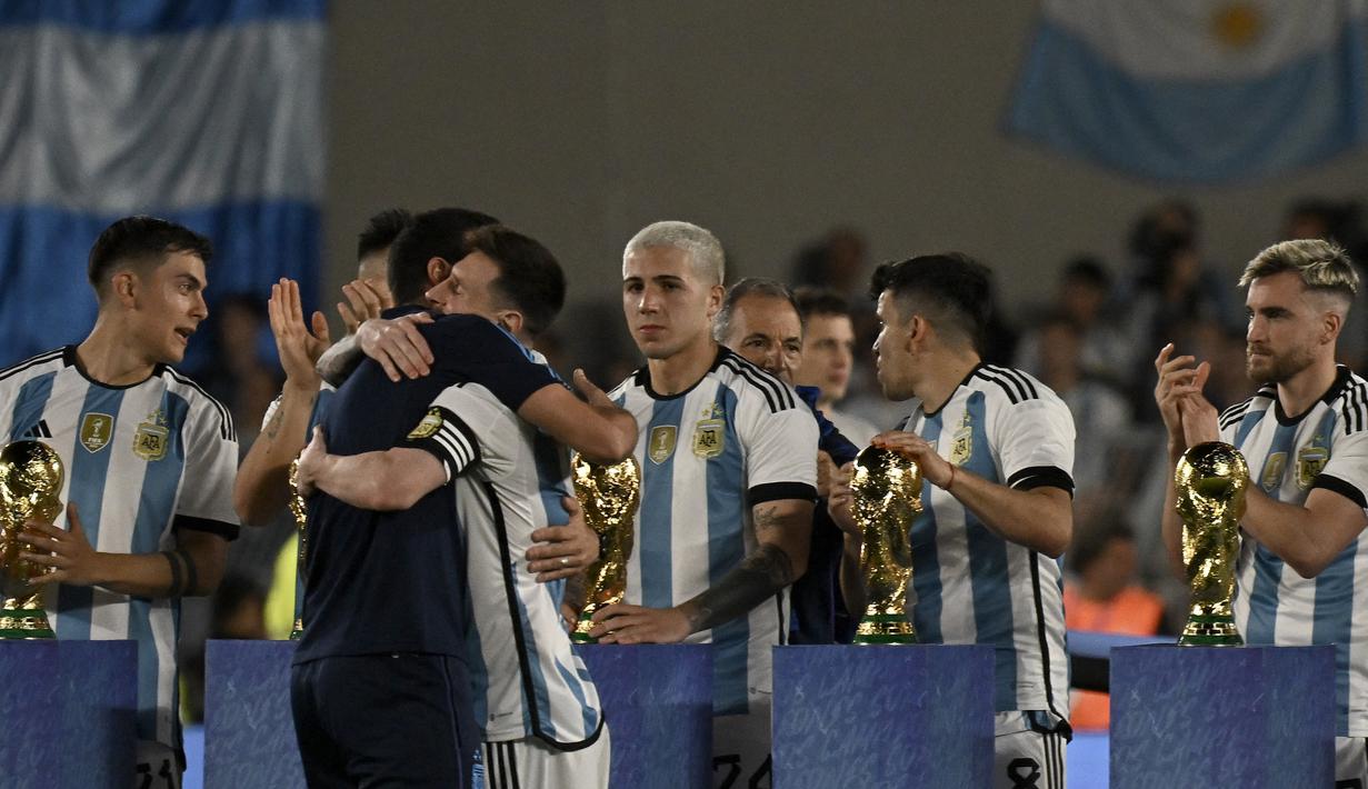 Pemain timnas Argentina, Lionel Messi, memeluk pelatih timnas Argentina, Lionel Scaloni, yang sukses mempersemabhkan trofi Piala Dunia 2022 dan juga dua trofi penting lainnya dalam waktu yang berdekatan. (AFP/Luis Robayo)
