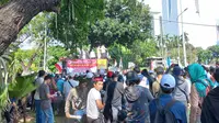 Massa Gerakan Nasional Pembela Rakyat (GNPR) saat demo hari ini, Senin (12/9/2022). (Liputan6.com/Ave Martevalenia)