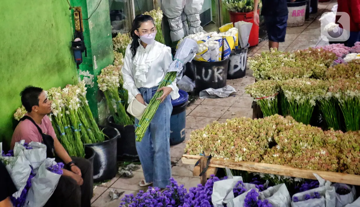 <p>Pembeli membawa bunga sedap malam di Pasar Bunga Rawa Belong. (Liputan6.com/Angga Yuniar)</p>