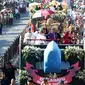 Presiden Joko Widodo (Jokowi) bersama Gubernur Jawa Barat, Ahmad Heryawan menaiki kendaraan hias berbentuk kepala burung garuda bernama Kereta Pancasila pada Karnaval Kemerdekaan Pesona Parahyangan 2017 di Bandung, Sabtu (26/8). (Liputan6.com/Johan Tallo)