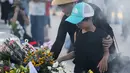 Warga Jepang meletakan bunga sebelum memperingati 72 tahun tragedi bom Hiroshima di Peace Memorial Park di Hiroshima, Jepang (6/8). Acara peringatan tragedi bom atom Hiroshima ini digelar setiap tahun. (AFP Photo/Jiji Press/STR)
