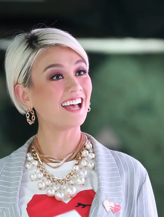 Agnes Monica atau juga dikenal dengan Agnez Mo baru saja sukses meluncurkan video klip berjudul Long as I Get Paid beberapa waktu lalu. Selain sibuk dalam dunia musik, ia juga disibukkan dengan bisnis yang digeluti. (Bambang E. Ros/Bintang.com)