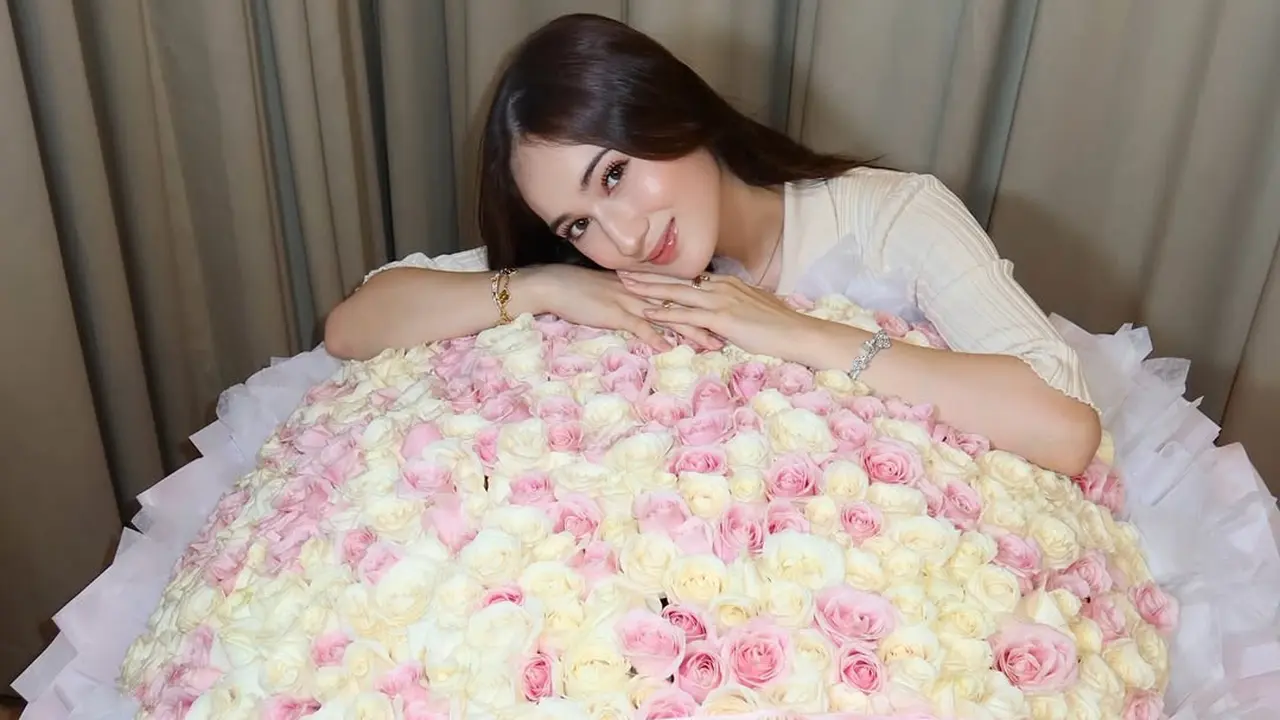 Valentine Belum Berakhir, Laura Moane Tampil Flawless Saat Terima Buket Bunga Raksasa Bernuansa Pastel