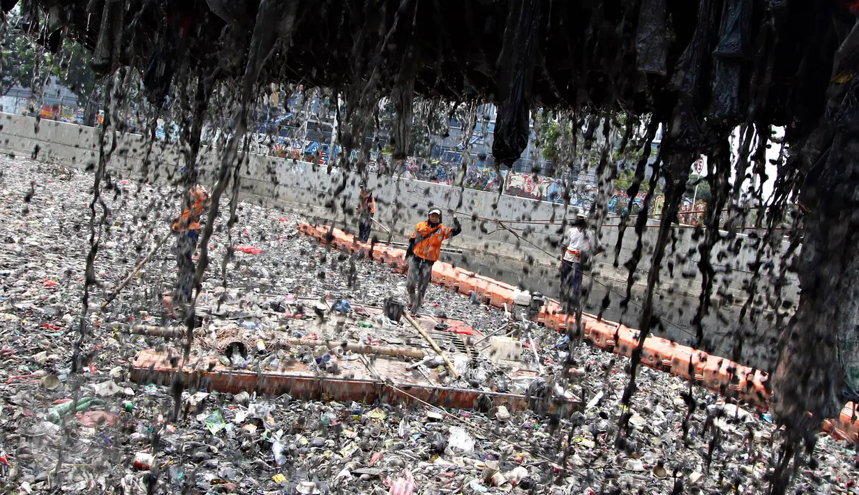 Pekerja tengah mengangkut sampah yang memenuhi Kali Sentiong, Sunter, Jakarta, Kamis (12/11). Sistem pengelolaan sampah yang buruk di Ibukota menjadi salah satu penyebab Kali Sentiong kerap dipenuhi sampah. (Liputan6.com/Immanuel Antonius)