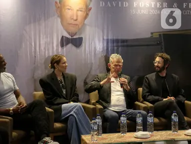 Musisi David Foster (kedua kanan) saat menggelar jumpa pers di Indonesia Convention Exhibition (ICE) BSD, Kabupaten Tangerang, Banten, Sabtu (15/6/2024). (Liputan6.com/Herman Zakharia)