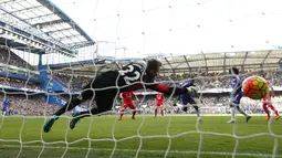Pemain Chelsea, Ramires, mencetak gol ke gawang Liverpool di menit ke-4 dalam laga Liga Premier Inggris di Stadion Stamford Bridge, London, Sabtu (31/10/2015). (Action Images via Reuters/John Sibley)
