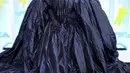 Penyanyi Lizzo memilih tampilan dramatis untuk karpet merah MTV VMA 2022 dengan gaun Jean Paul Gaultier Couture yang menakjubkan. Gaun biru tua menampilkan kain yang mengepul dalam gelombang, hampir seperti air terjun. Penampilannya itu dipadukan dengan lipstik warna senada. (twitter/lizo).