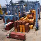 Suasana bongkar muat peti kemas di Pelabuhan Tanjung Priok, Jakarta, Jumat (29/10/2021). Surplus ini didapatkan dari ekspor September 2021 yang mencapai US$20,60 miliar dan impor September 2021 yang tercatat senilai US$16,23 miliar. (Liputan6.com/Angga Yuniar)
