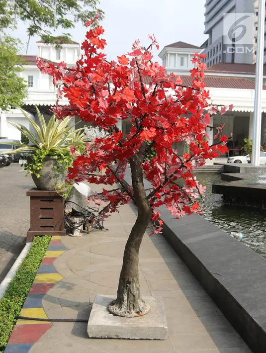 Penampakan pohon imitasi berwarna merah yang terpasang di halaman Balai Kota DKI Jakarta, Senin (4/6). (Liputan6.com/Arya Manggala)