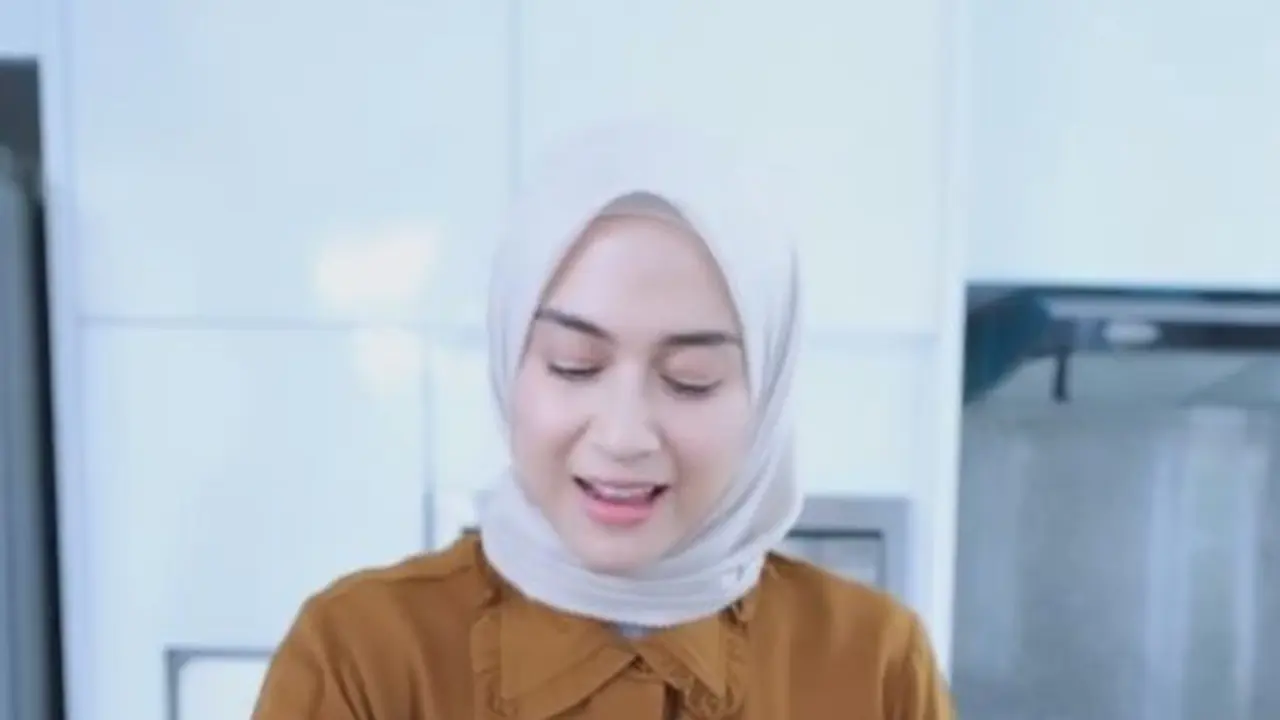 5 Potret Dapur Rumah Nina Zatulini, Berinterior Minimalis dengan Nuansa Putih